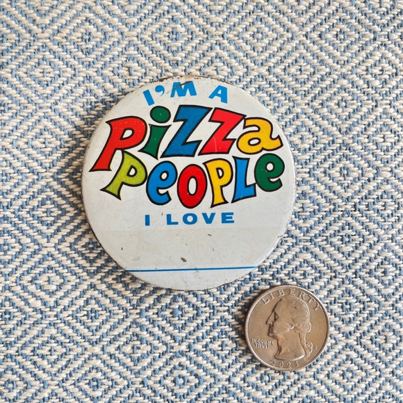 3/$30 💖 Funny vintage “I’m a Pizza People” Pin - Picture 3 of 4